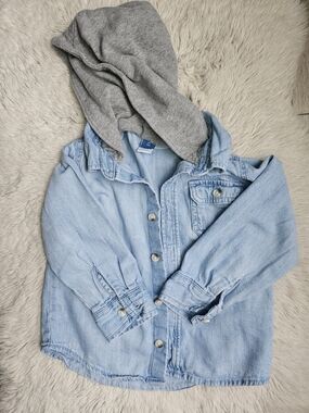 Old Navy Toddler Light Wash Denim Shirt Jacket with Grey Jersey Hood Size 2T🩷